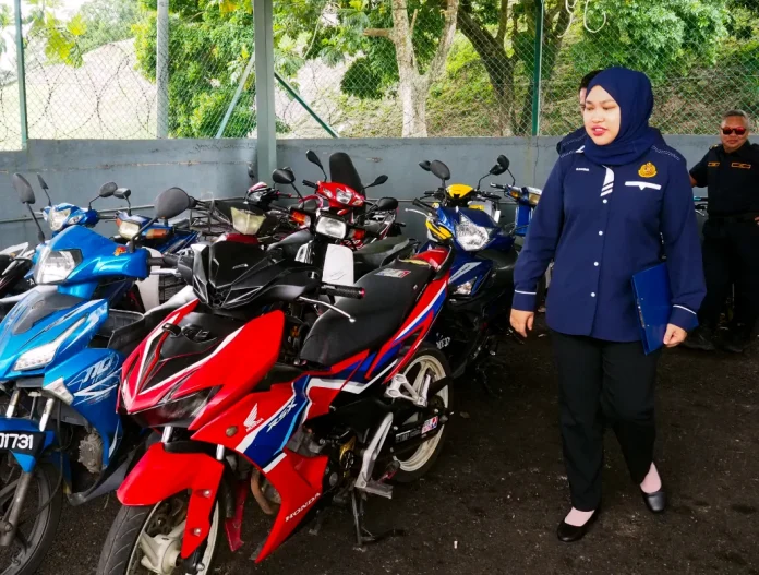 Melaka JPJ seizes 11 vehicles in foreign driver operation Melaka JPJ seizes 11 vehicles in foreign driver operation