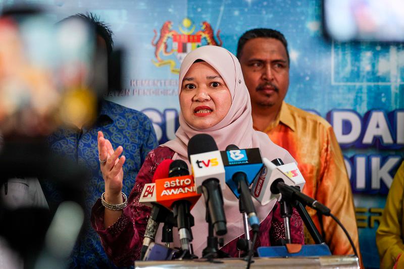 MOE aims to equip all schools with smartboards by 2027 - Fadhlina MOE aims to equip all schools with smartboards by 2027 - Fadhlina