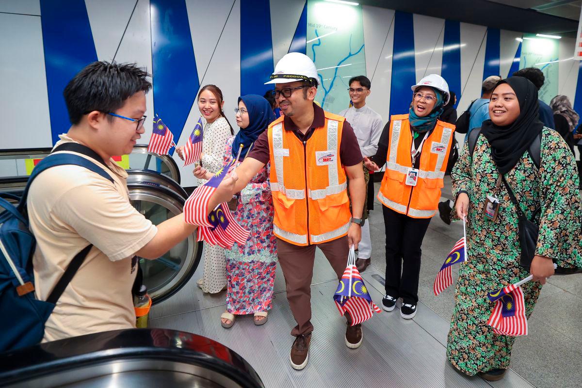 MRT Corp distributes 1,500 Jalur Gemilang flags for National Month