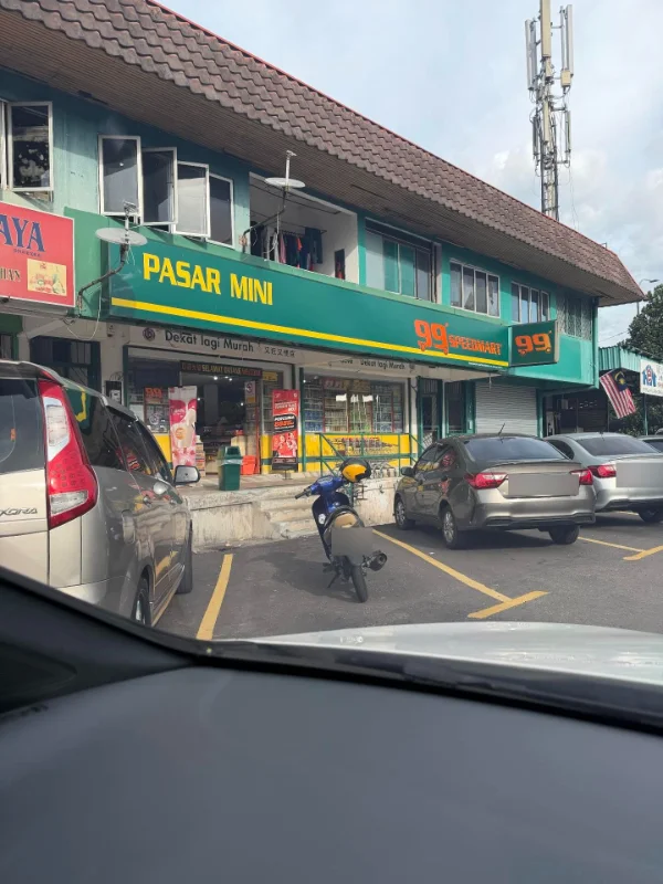 M'sian calls out motorcyclist for taking up car parking spot