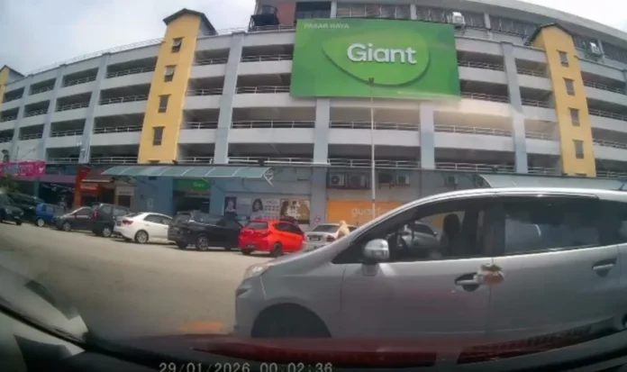 M_sian_shocked_after_Alza_driver_throws_trash_onto_her_car_in_Shah_Alam (1) M'sian shocked after Alza driver throws trash onto her car in Shah Alam