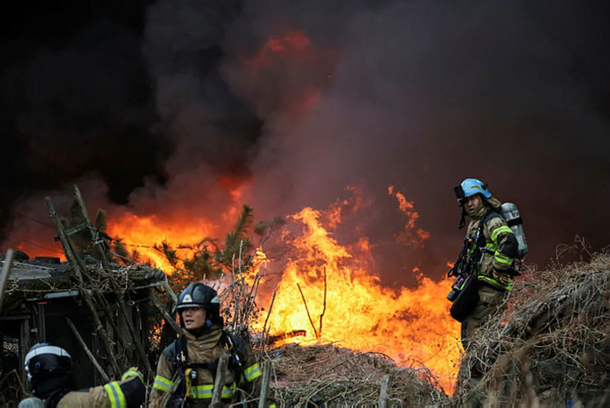Major_fire_erupts_in_Seoul_s_Gangnam_slum__hundreds_of_firefighters_deployed (1) Major fire erupts in Seoul's Gangnam slum, hundreds of firefighters deployed