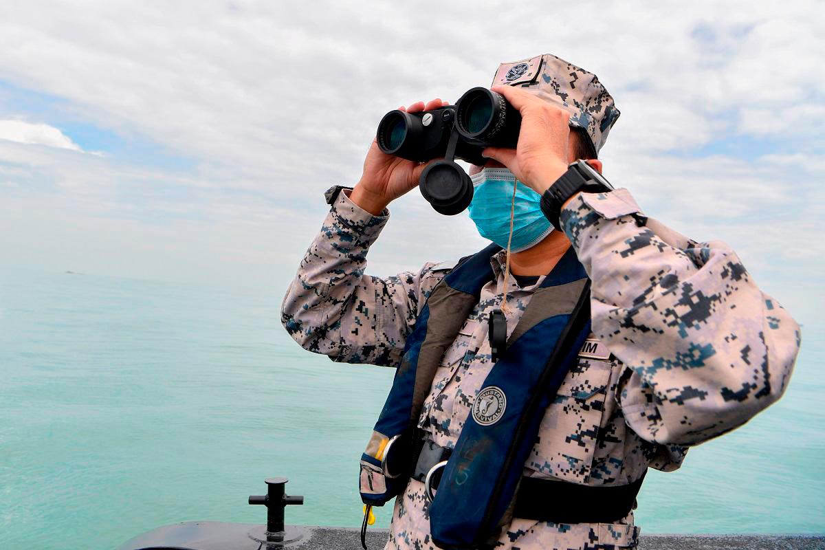 Malaysia resumes search for missing Turkish sailor after yacht sinks Malaysia resumes search for missing Turkish sailor after yacht sinks