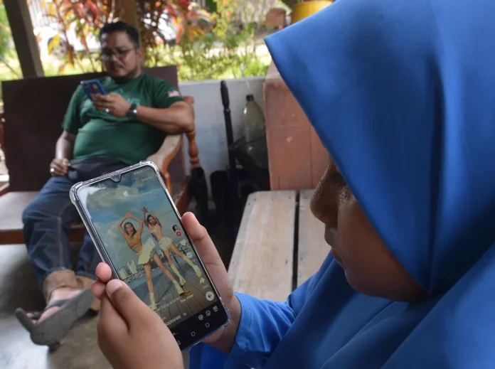 Malaysia_to_enforce_16__age_limit_for_social_media_by_July