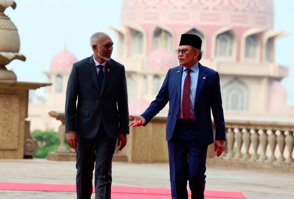 Maldives president accorded official welcome at Perdana Putra