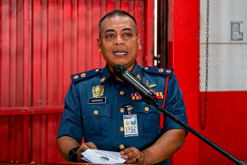 Man dies, another injured as container lorry overturns on East-West Highway Man dies, another injured as container lorry overturns on East-West Highway