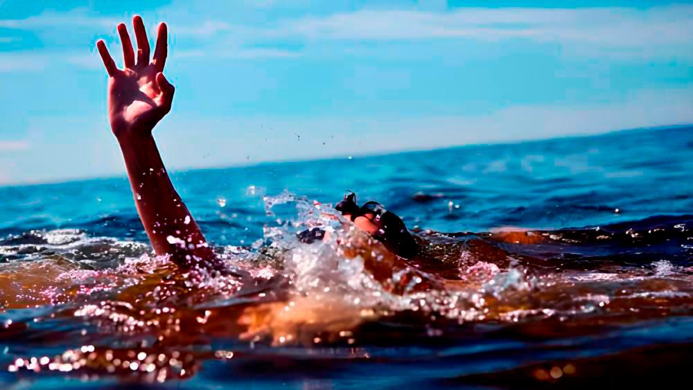 Man drowns after boat overturns during fishing trip Man drowns after boat overturns during fishing trip