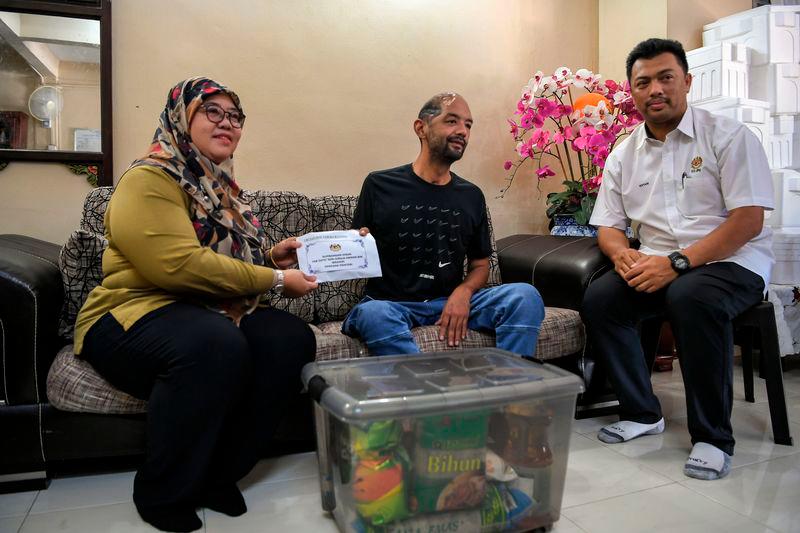 Man in need of skull implant surgery receives donations from PM