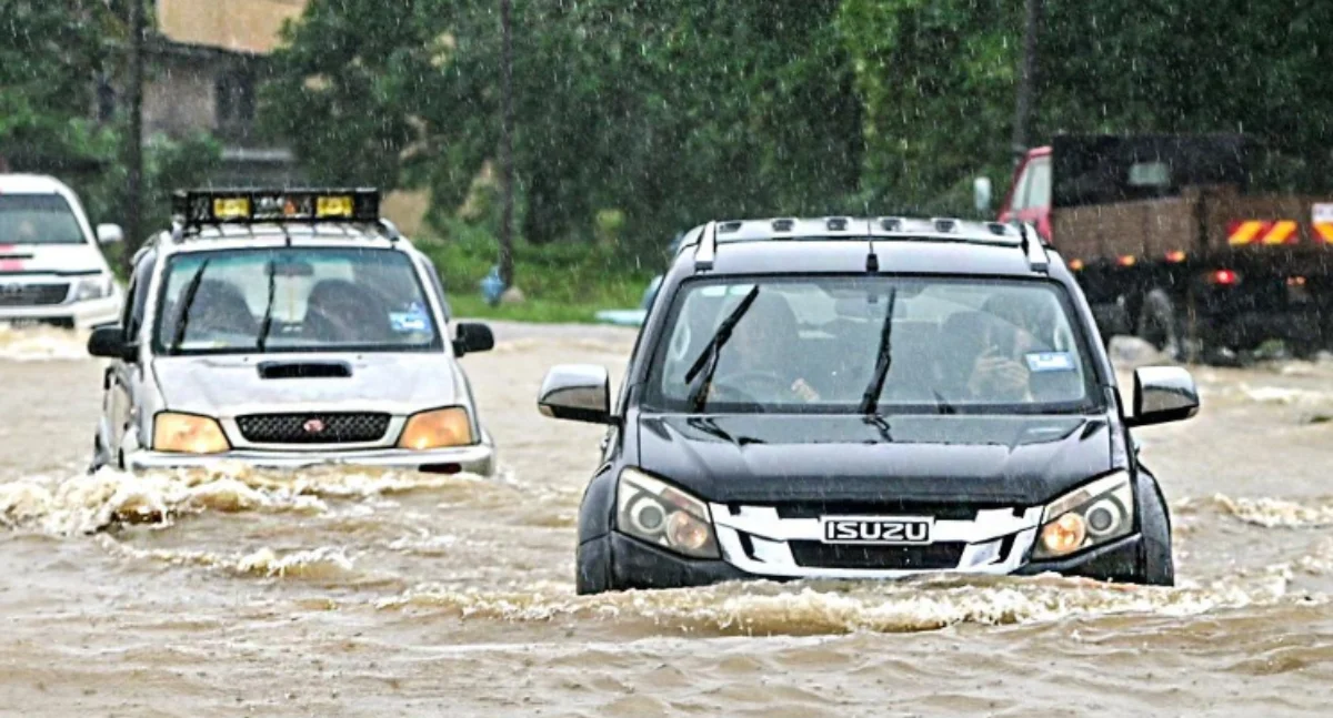 Man_dies_after_4WD_swept_away_by_Tawau_floodwaters Man dies after 4WD swept away by Tawau floodwaters