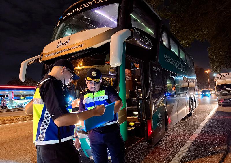 Melaka JPJ ramping up enforcement to tackle overloading of heavy vehicles Melaka JPJ ramping up enforcement to tackle overloading of heavy vehicles