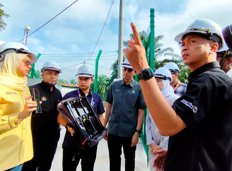 Melaka aims to build 30 telecommunication towers this year Melaka aims to build 30 telecommunication towers this year