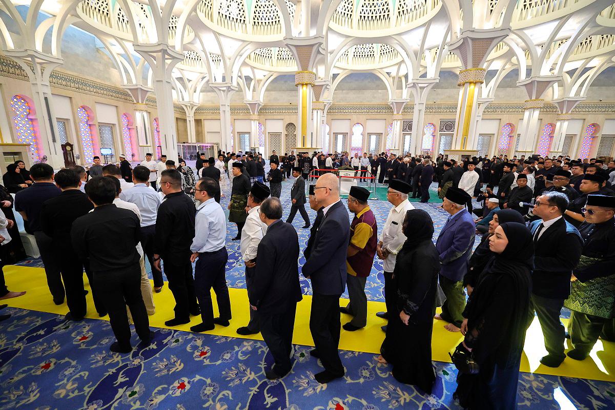 Members of the public pay last respects to S’wak Premier’s wife