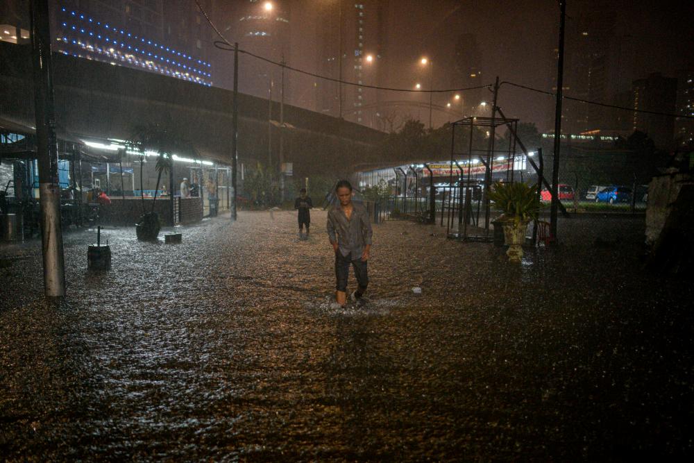 MetMalaysia issues thunderstorm warning for 10 states until 1 am tomorrow