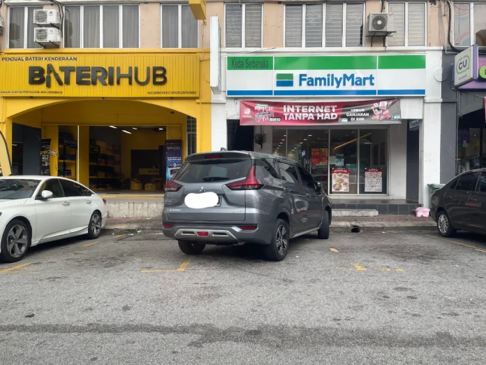 Mitsubishi Xpander driver parks diagonally, takes up 3 parking spaces