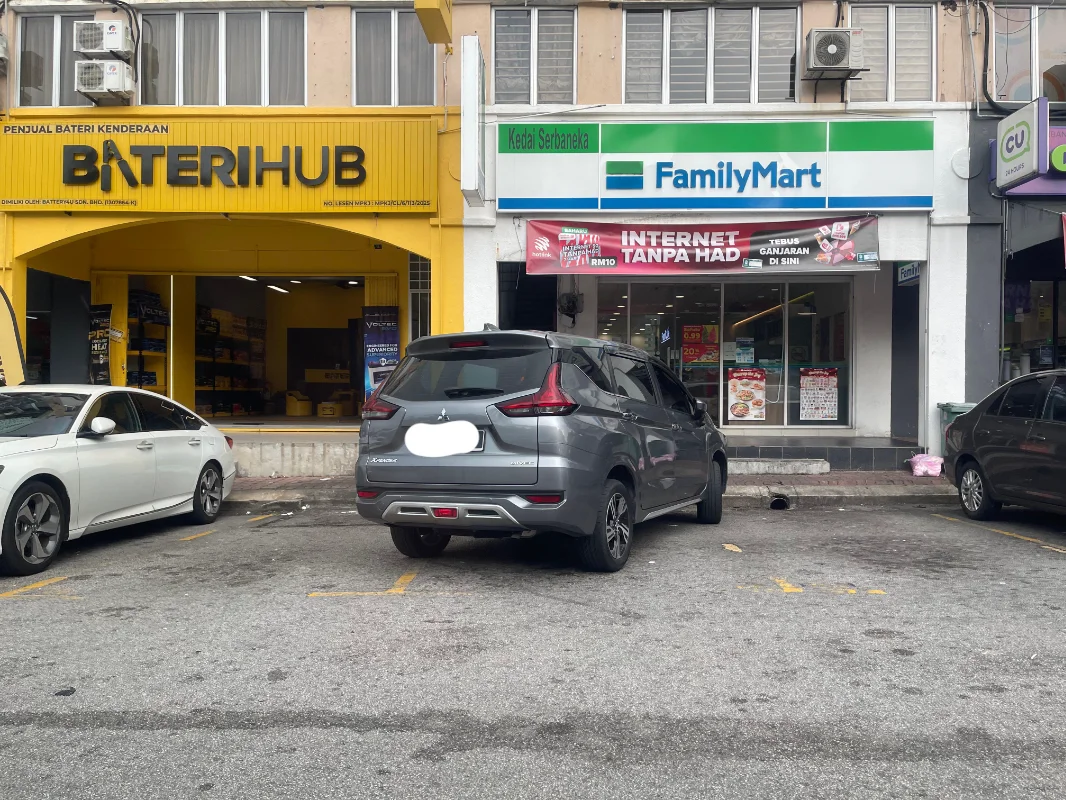Mitsubishi_Xpander_driver_parks_diagonally__takes_up_3_parking_spaces Mitsubishi Xpander driver parks diagonally, takes up 3 parking spaces