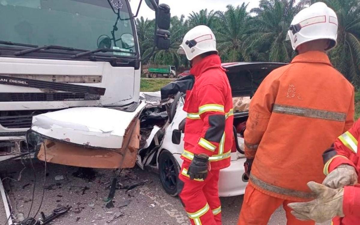 Mother collapses repeatedly after losing four family members in Gua Musang crash Mother collapses repeatedly after losing four family members in Gua Musang crash