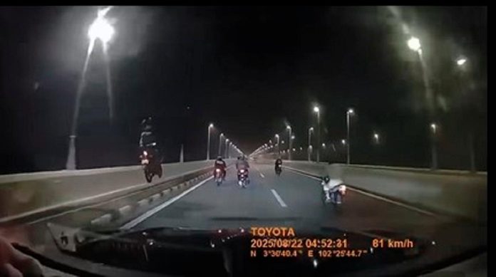 Motorcyclist survives dramatic fall on Temerloh bridge crash Motorcyclist survives dramatic fall on Temerloh bridge crash