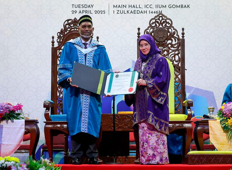 Muizzu receives honorary PHD in Islamic leadership, MADANI development from IIUM Muizzu receives honorary PHD in Islamic leadership, MADANI development from IIUM