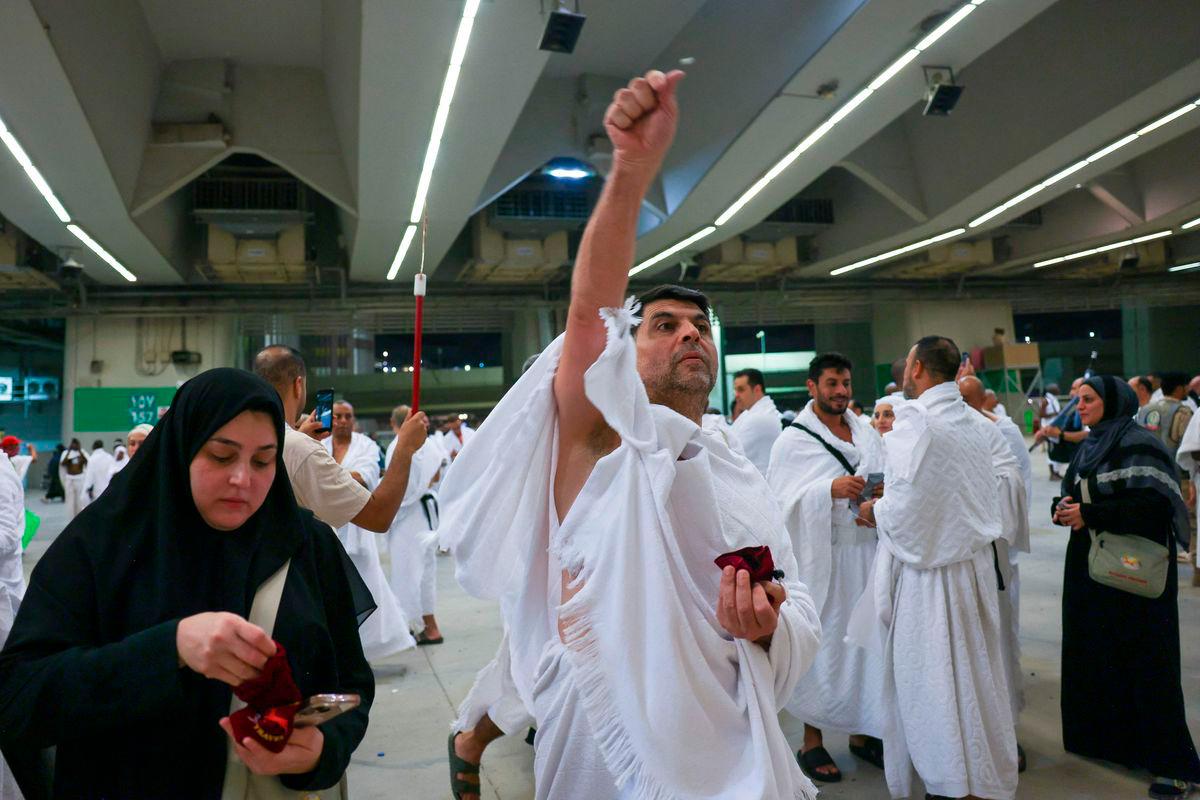 Muslim pilgrims ‘stone the devil’ as hajj nears end in Saudi Arabia Muslim pilgrims ‘stone the devil’ as hajj nears end in Saudi Arabia