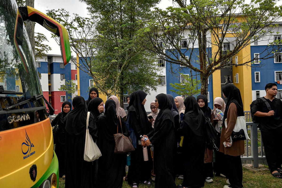 Nahas pelajar UPSI: 160 pelajar UPSI berlepas ke Jertih untuk beri penghormatan terakhir