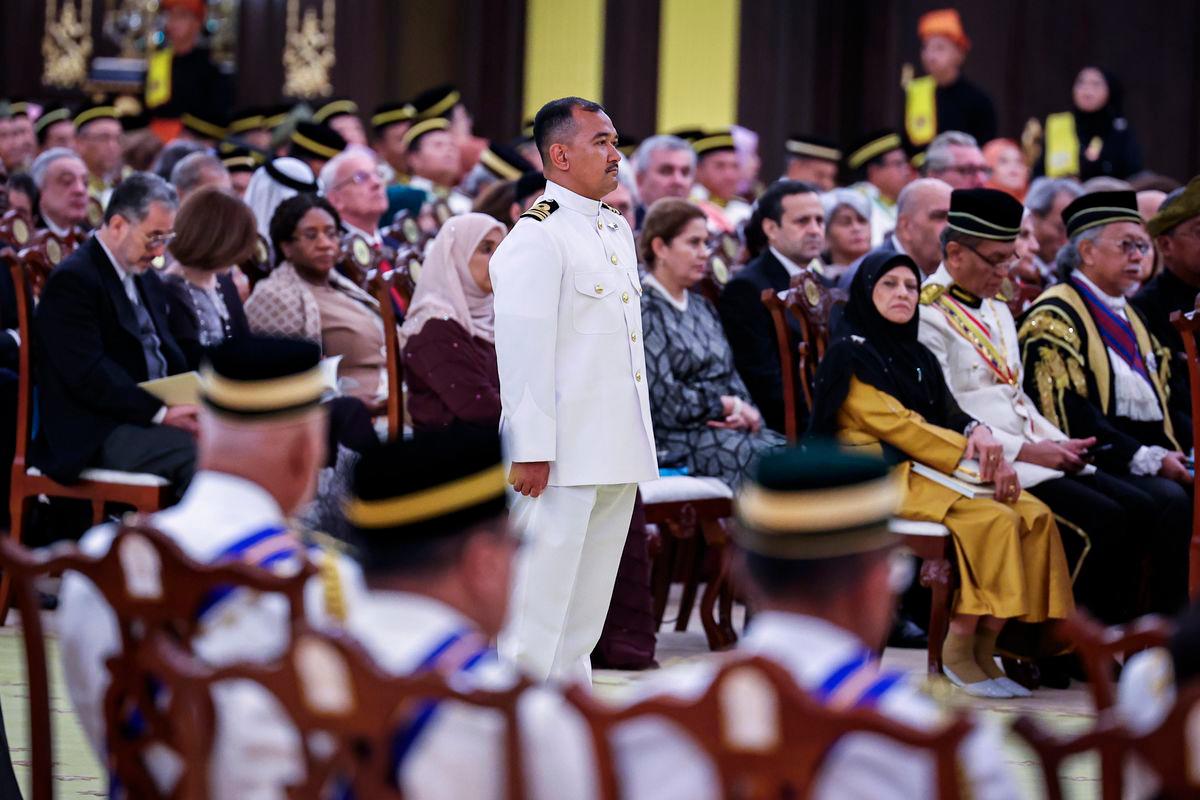 Naval officer receives JPP award for heroic Teluk Batik rescue Naval officer receives JPP award for heroic Teluk Batik rescue