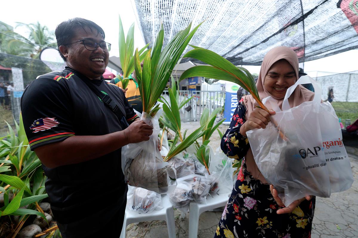 Negeri Sembilan agriculture department gives 5,000 seedlings at MADANI Rakyat Programme Negeri Sembilan agriculture department gives 5,000 seedlings at MADANI Rakyat Programme