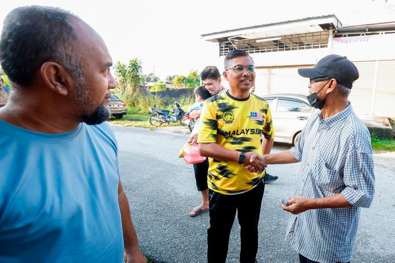 Newly-elected Ayer Kuning assemblyman Mohamad Yusri gets cracking Newly-elected Ayer Kuning assemblyman Mohamad Yusri gets cracking
