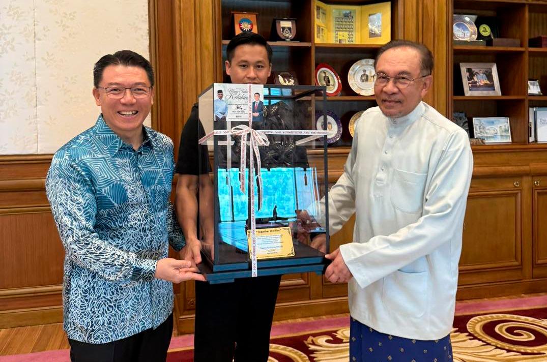 Nga presents unity sculpture to PM Anwar for 78th birthday
