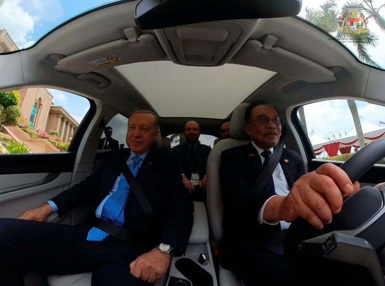No security, just vibes: PM Anwar takes President Erdogan for an EV joyride