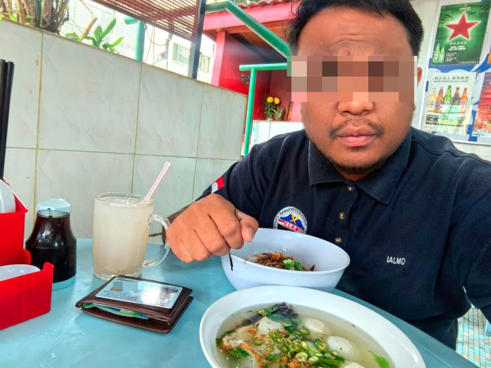 Non-Muslim Sabahan displays MyKad while eating out during Ramadan due to bad experiences Non-Muslim Sabahan displays MyKad while eating out during Ramadan due to bad experiences