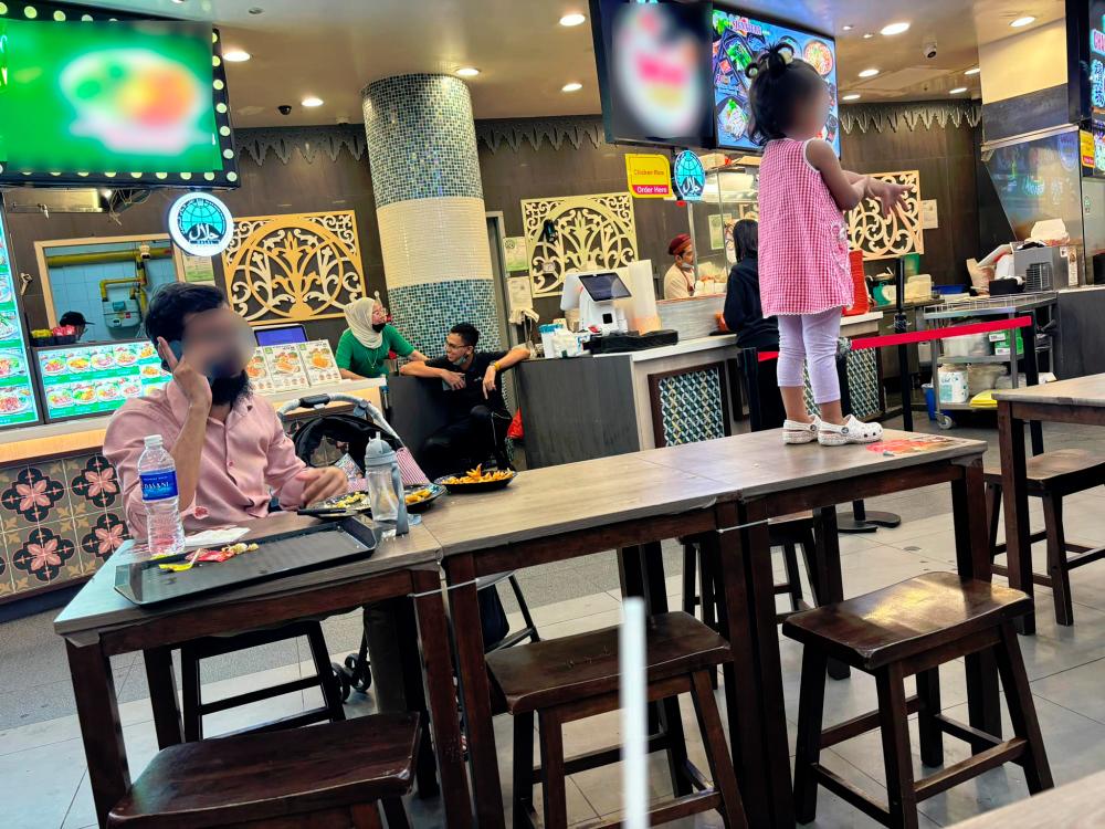 “Not hygienic!” Dad lets daughter stand on food court table with shoes, netizens fume “Not hygienic!” Dad lets daughter stand on food court table with shoes, netizens fume