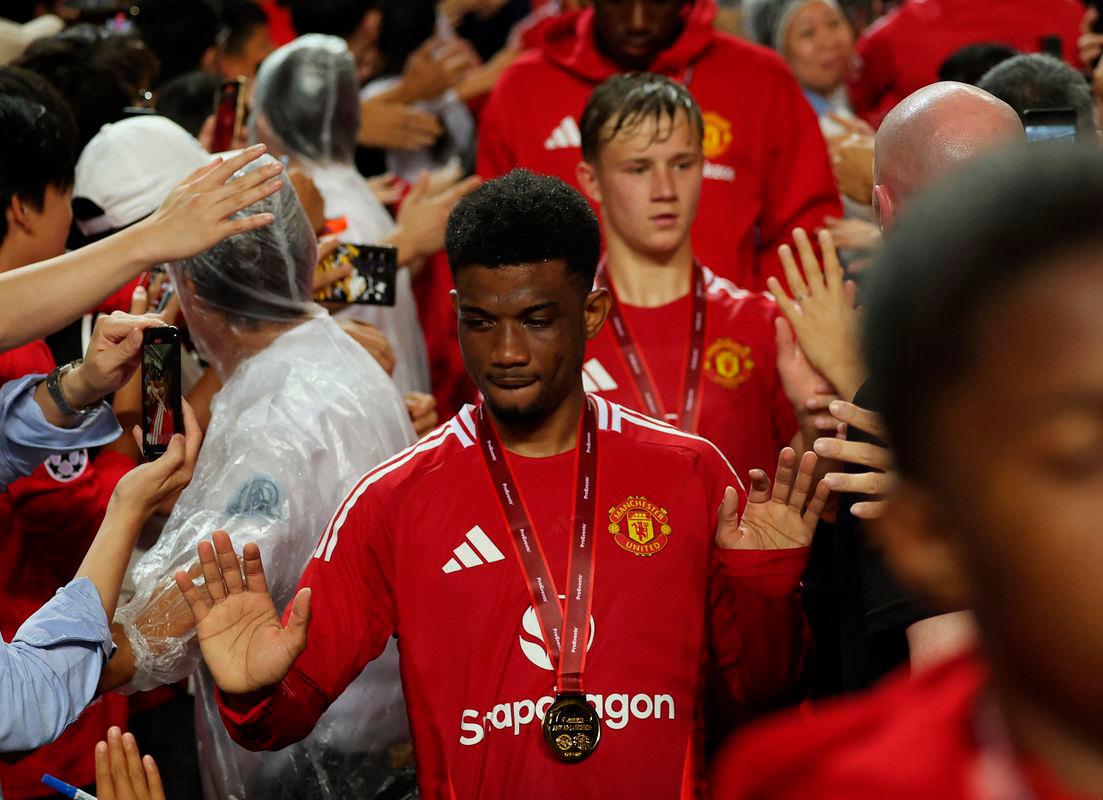 “Not to someone who insults my mom” – Man United’s Amad says he doesn’t regret flipping off fan in M’sia “Not to someone who insults my mom” – Man United’s Amad says he doesn’t regret flipping off fan in M’sia