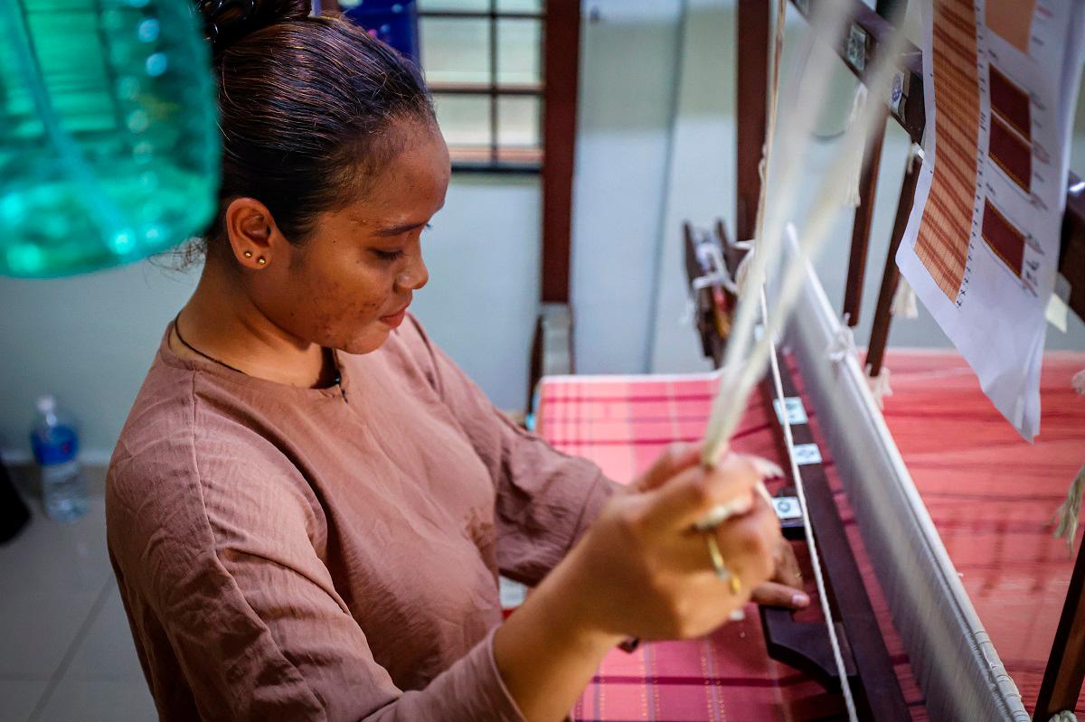 Orang Asli women master Royal Pahang weaving heritage Orang Asli women master Royal Pahang weaving heritage