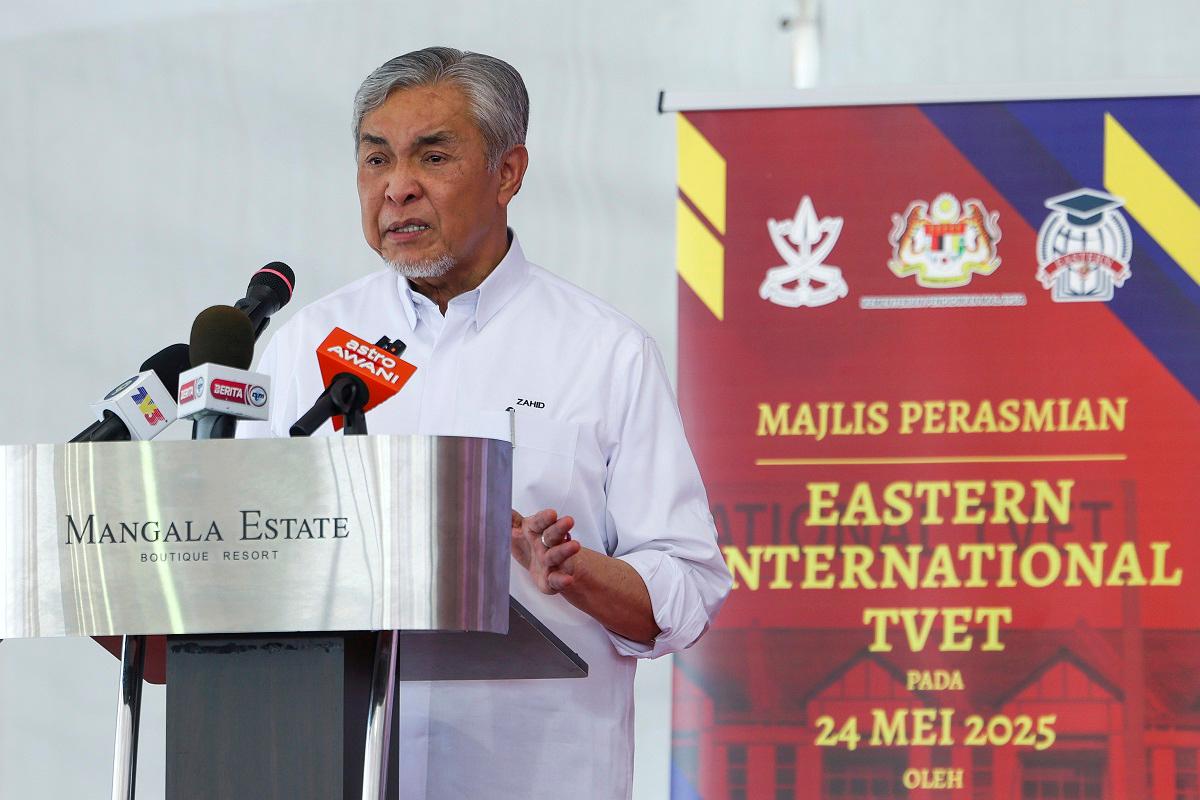 PKR polls: UMNO not greedy to ask for cabinet post if vacancy arises - Ahmad Zahid PKR polls: UMNO not greedy to ask for cabinet post if vacancy arises - Ahmad Zahid
