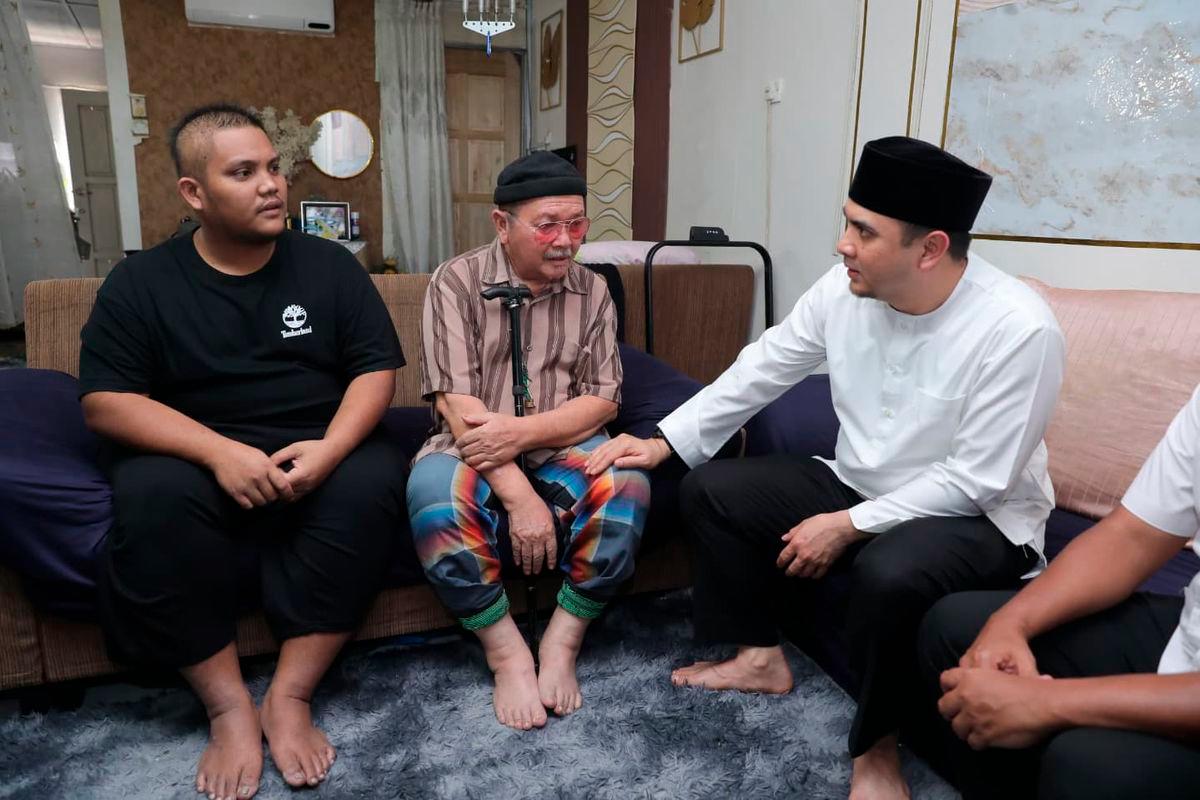 PM Anwar aids cancer patient and retired soldier in Kuantan PM Anwar aids cancer patient and retired soldier in Kuantan