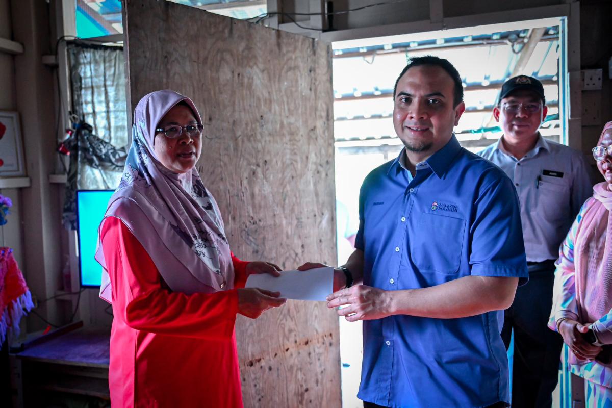 PM Anwar bantu ibu tunggal menyara 6 anak dengan RM900 sebulan PM Anwar bantu ibu tunggal menyara 6 anak dengan RM900 sebulan