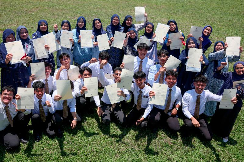 PM Anwar congratulates outstanding SPM 2024 students