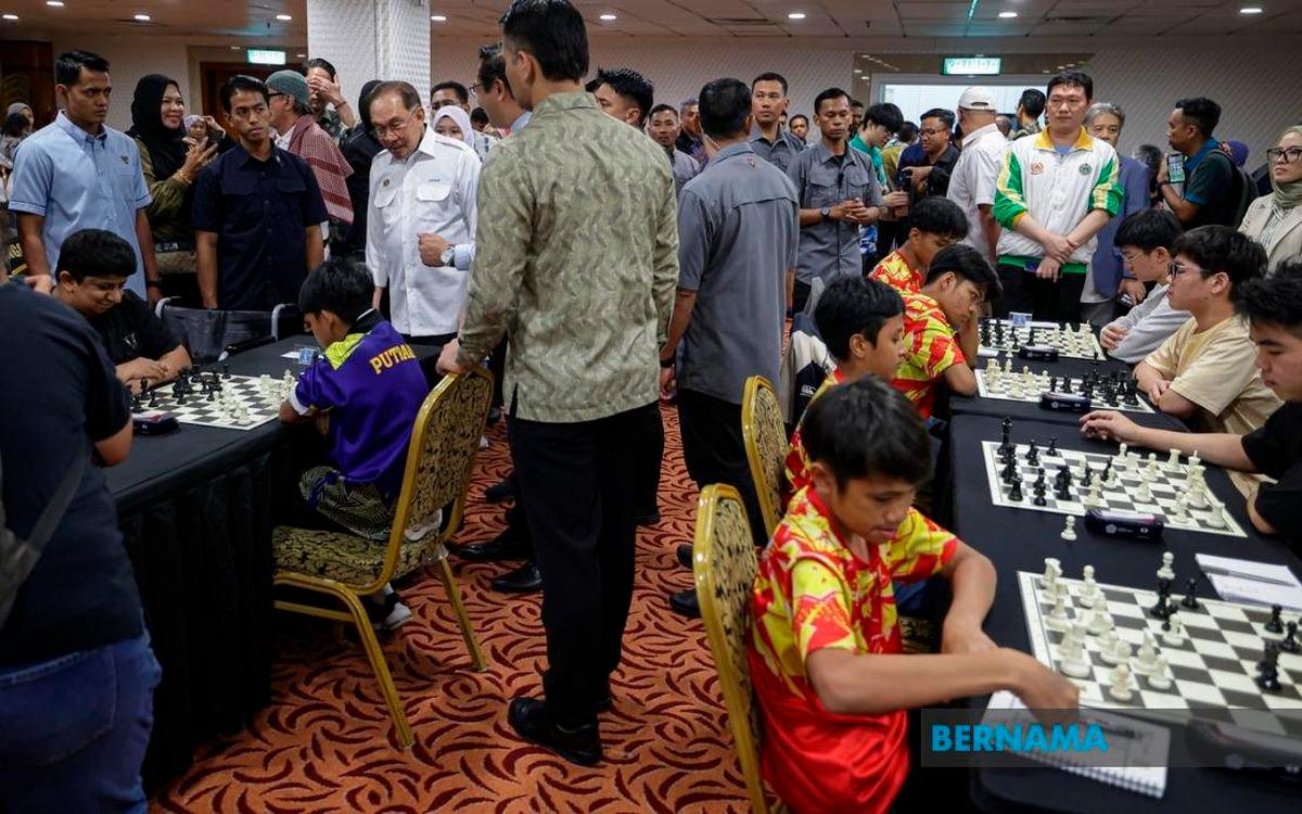 PM Anwar drops by chess meet to cheer grandson at KL Book Fair PM Anwar drops by chess meet to cheer grandson at KL Book Fair