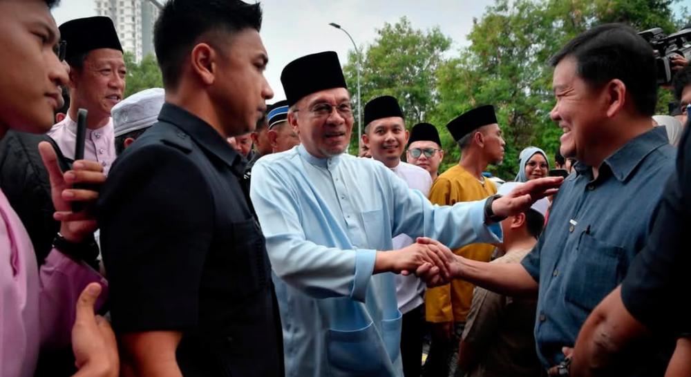 PM Anwar joins locals for lunch at Bandar Saujana Putra eatery PM Anwar joins locals for lunch at Bandar Saujana Putra eatery