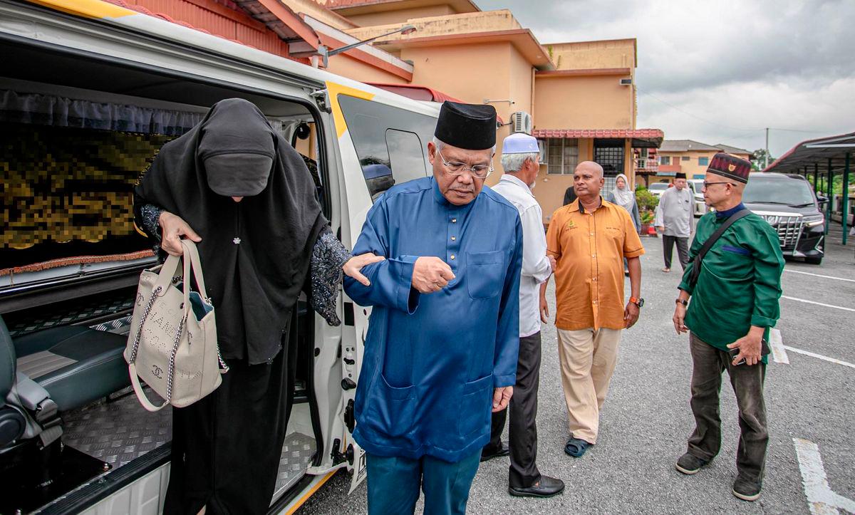 PM Anwar offers condolences to Hamzah Zainudin after mother-in-law dies in house fire PM Anwar offers condolences to Hamzah Zainudin after mother-in-law dies in house fire