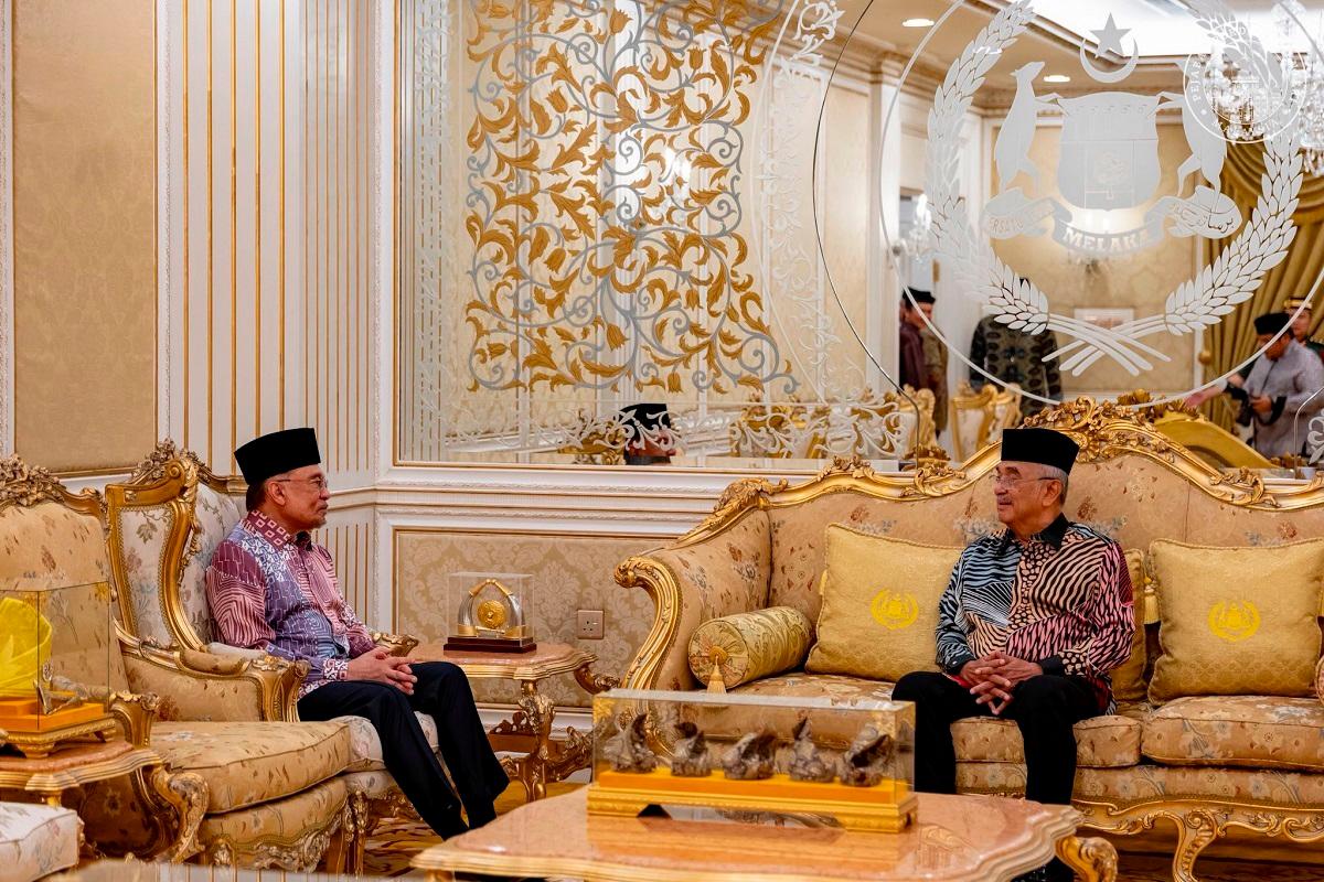 PM Anwar pays courtesy call on Melaka Governor PM Anwar pays courtesy call on Melaka Governor