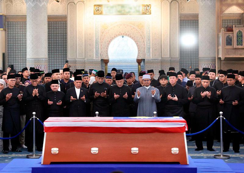 PM Anwar pays last respects to Tun Abdullah at National Mosque PM Anwar pays last respects to Tun Abdullah at National Mosque