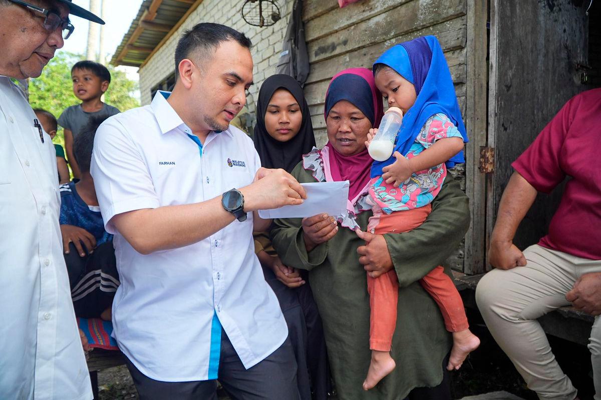 PM Anwar presents donation to family of girl who drowned in Sungai Balok PM Anwar presents donation to family of girl who drowned in Sungai Balok