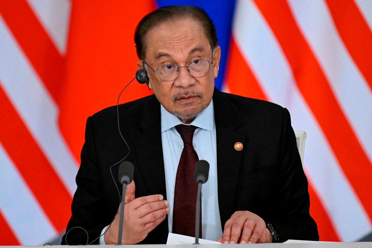 PM Anwar rallies Harimau Malaya ahead of Vietnam clash
