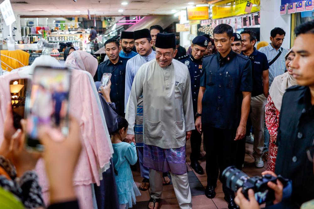 PM Anwar spends time reading creative Raya cards from teachers, students PM Anwar spends time reading creative Raya cards from teachers, students