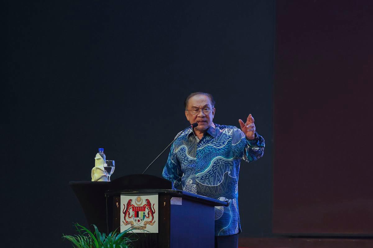 PM Anwar urges state governments to support Malay small traders PM Anwar urges state governments to support Malay small traders
