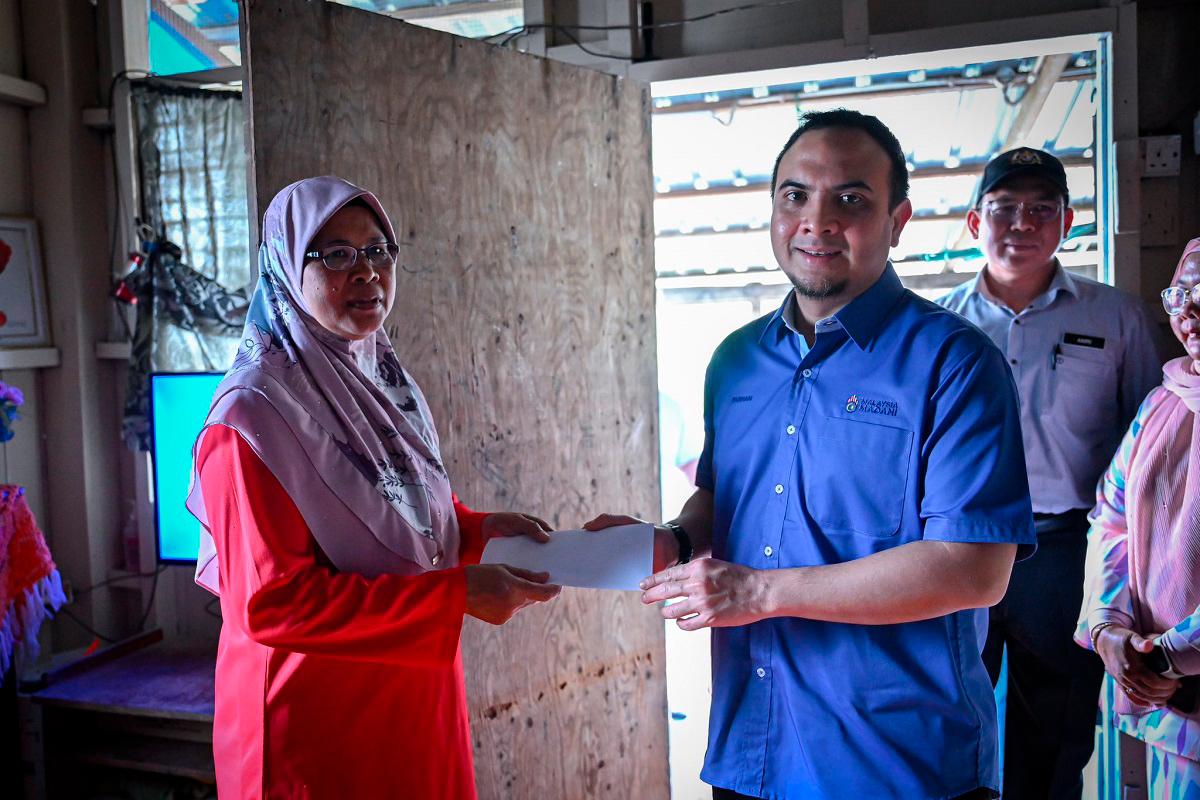 PM aids struggling single mother of six in Kuantan PM aids struggling single mother of six in Kuantan