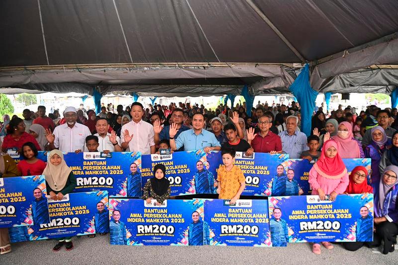 PM approves RM200 aid for 300 underprivileged students in Kuantan PM approves RM200 aid for 300 underprivileged students in Kuantan