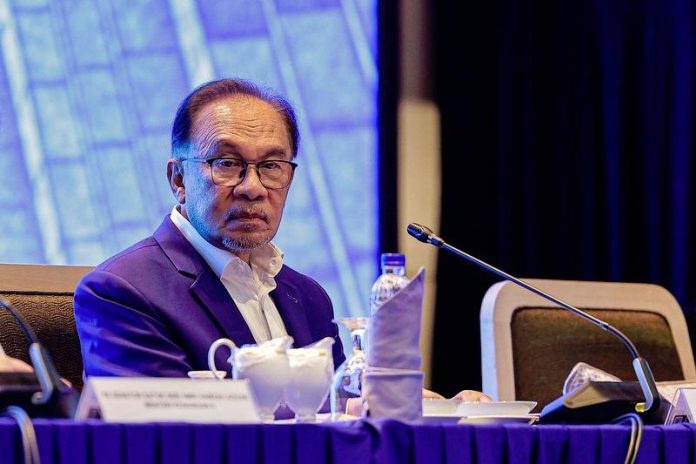 PM immunity: High Court denies Anwar’s request to refer legal questions to Apex Court PM immunity: High Court denies Anwar’s request to refer legal questions to Apex Court