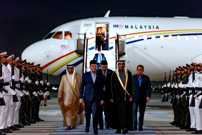 PM tiba di UAE untuk lawatan kerja tiga hari PM tiba di UAE untuk lawatan kerja tiga hari